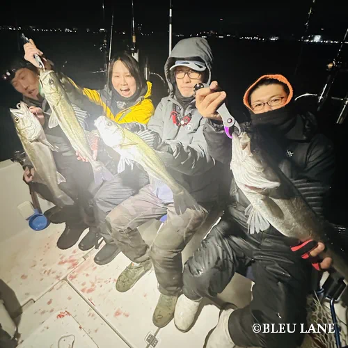 【シーバス乗合便(5時間便)】※満員 2026年01月09日(金) 21:00-26:00 ※通常便 ※5時間便/￥12,000 定員：4名(最少催行人数 2名) 【メバル・カサゴ・アジ乗合便(3時間便)】 2026年01月16日(金) 19:30-22:30 ジグヘッド：2g-8g ワーム：1.5inch-2.5inch ※3-4時間便/￥10,000 定員：4名(最少催行人数 2名) 【青物乗合便(6時間便)】 2026年01月17日(土) 6:00-12:00 ※青物ジギング便 ※100g/120g/150gのジグを使用 ※6時間便/￥14,000 定員：4名(最少催行人数 2名) 【シーバス乗合便(5時間便)】※満員 2026年01月17日(土) 18:00-23:00 ※通常便 ※5時間便/￥12,000 定員：4名(最少催行人数 2名) 【青物乗合便(6時間便)】 2026年01月18日(日) 6:00-12:00 ※青物ジギング便 ※100g/120g/150gのジグを使用 ※6時間便/￥14,000 定員：4名(最少催行人数 2名) 【メバル・カサゴ・アジ乗合便(3時間便)】 2026年01月23日(金) 19:30-22:30 ジグヘッド：2g-8g ワーム：1.5inch-2.5inch ※3-4時間便/￥10,000 定員：4名(最少催行人数 2名) 【シーバス乗合便(5時間便)】 2026年01月24日(土) 5:30-11:30 ※通常便 ※キャスティング(ミノー等)・ジギング(60g-80g) ※5時間便/￥12,000 定員：4名(最少催行人数 2名) 【シーバス乗合便(5時間便)】 2026年01月26日(月) 6:00-11:00 ※通常便 ※キャスティング(ミノー等)・ジギング(60g-80g) ※5時間便/￥12,000 定員：4名(最少催行人数 2名) 【メバル・カサゴ・アジ乗合便(3時間便)】 2026年01月30日(金) 19:30-22:30 ジグヘッド：2g-8g ワーム：1.5inch-2.5inch ※3-4時間便/￥10,000 定員：4名(最少催行人数 2名)23